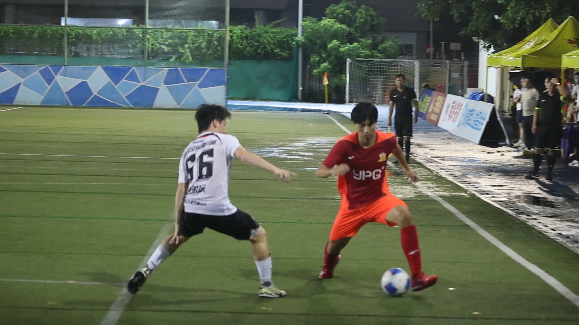 汉堡中场球员突破射门得分，助球队获胜，振奋人心